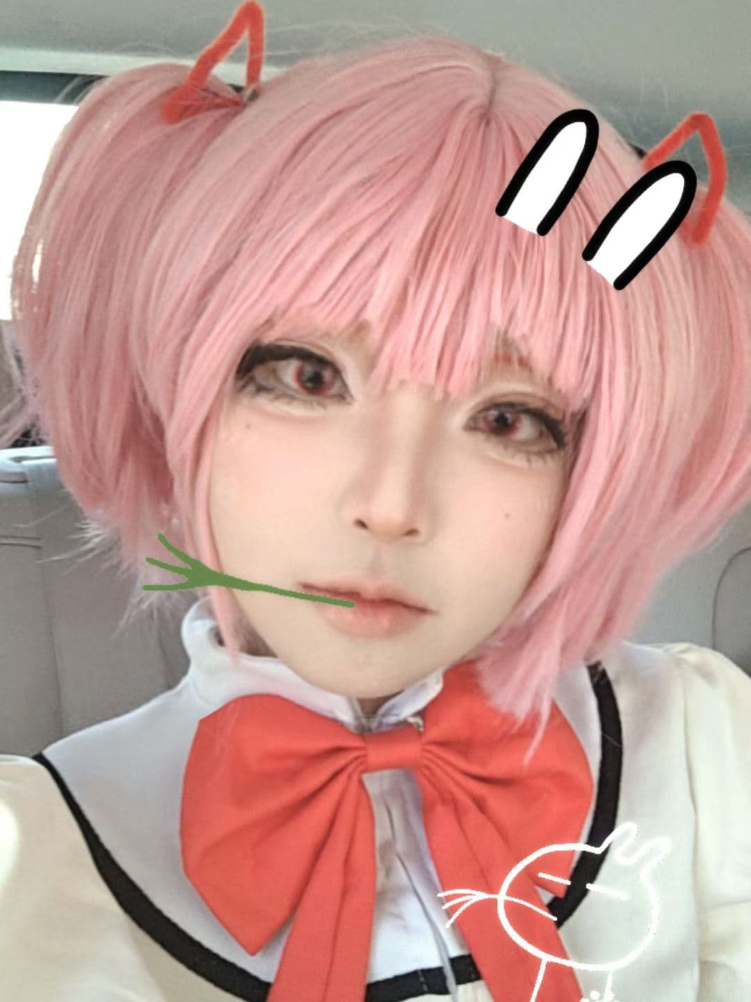 画着兔耳涂鸦的粉发女孩