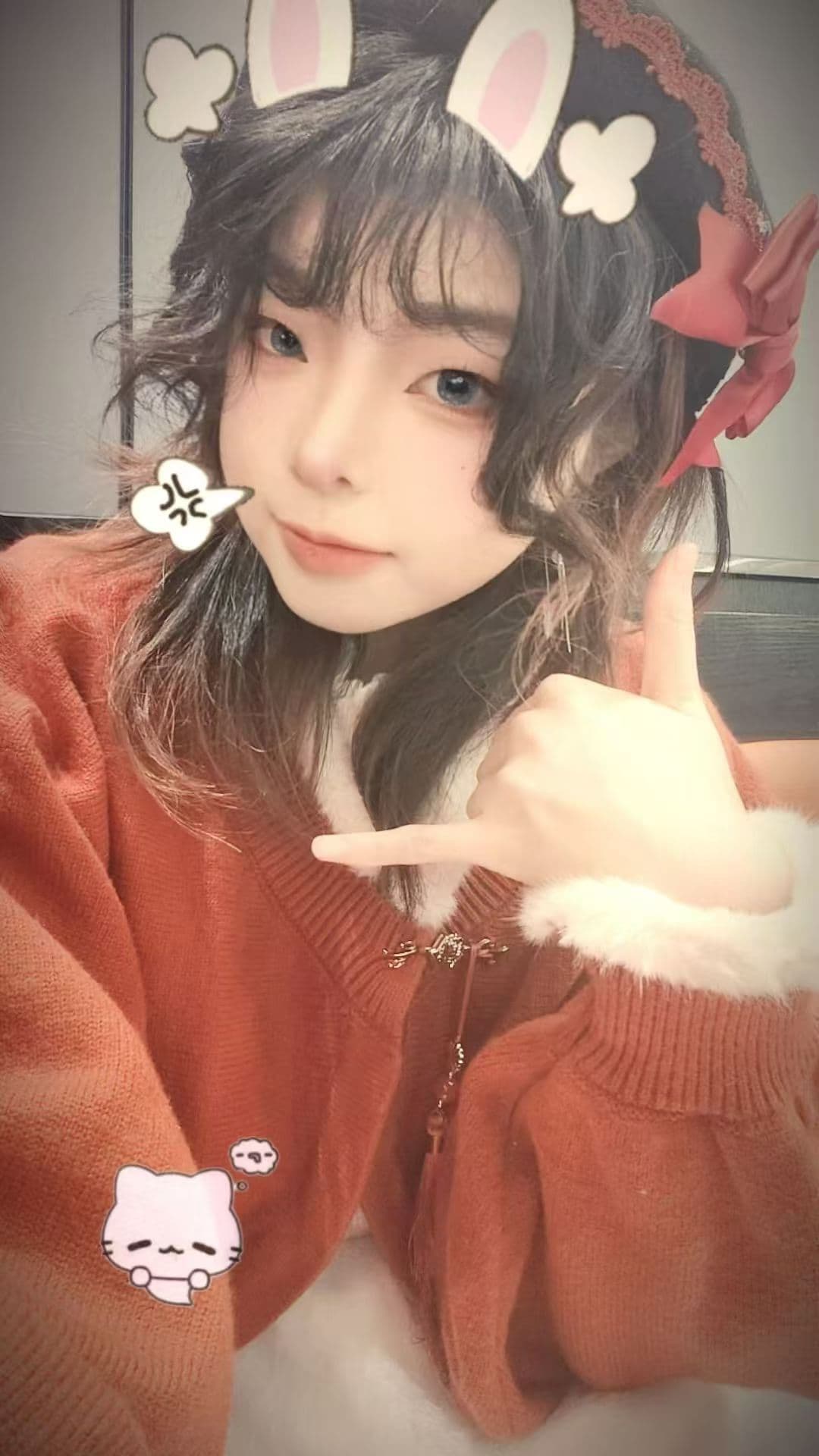 红色兔耳造型下比出手势的她