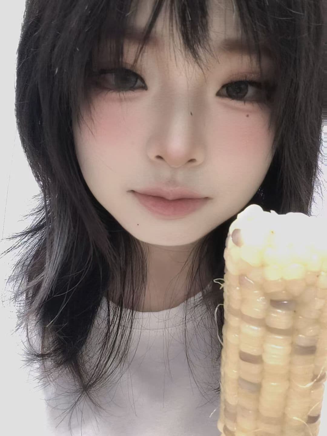 手里拿着玉米的明亮自拍
