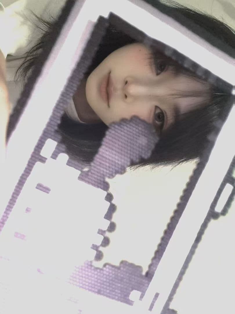 从亮起的屏幕里探出脸的她