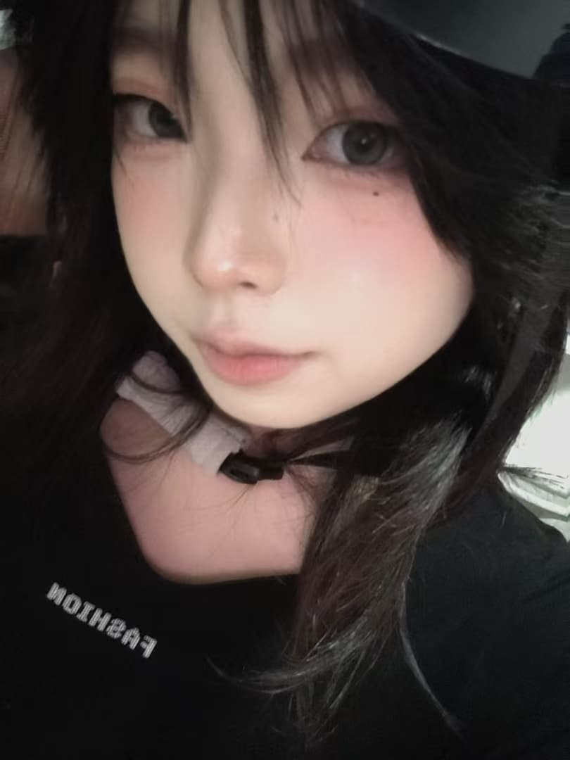 暗光里贴近镜头的双人近景