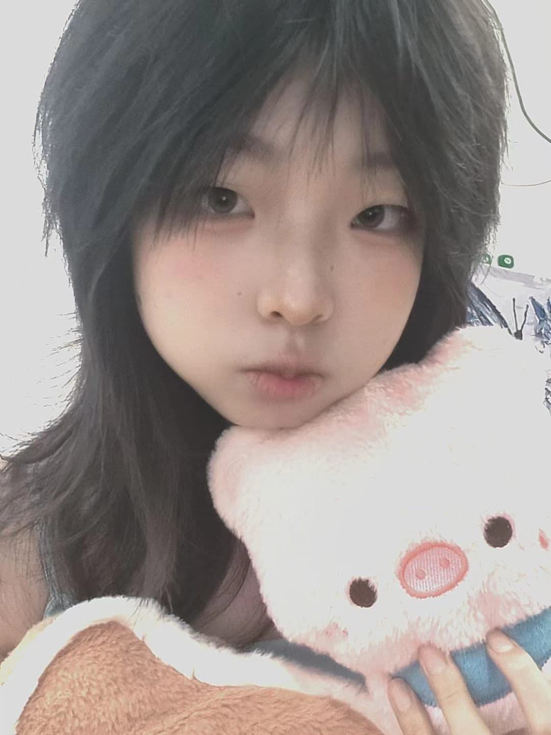 抱着软绵绵玩偶的她