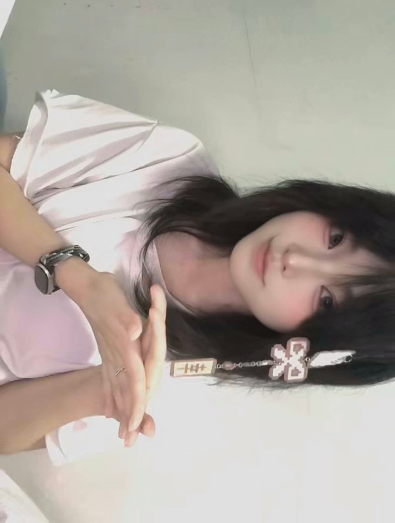 白房间里侧身比出手势的她