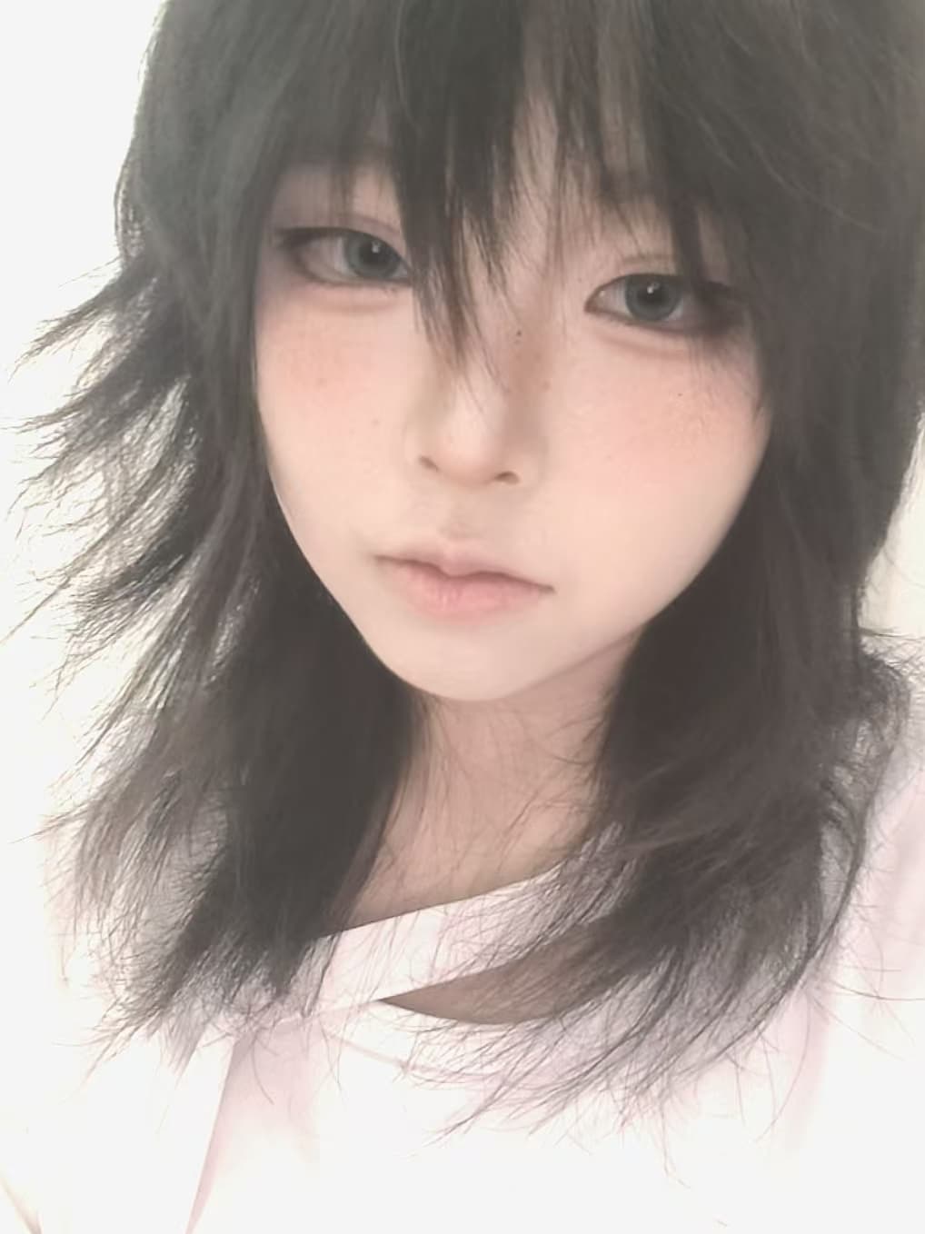 白光里靠近镜头的她
