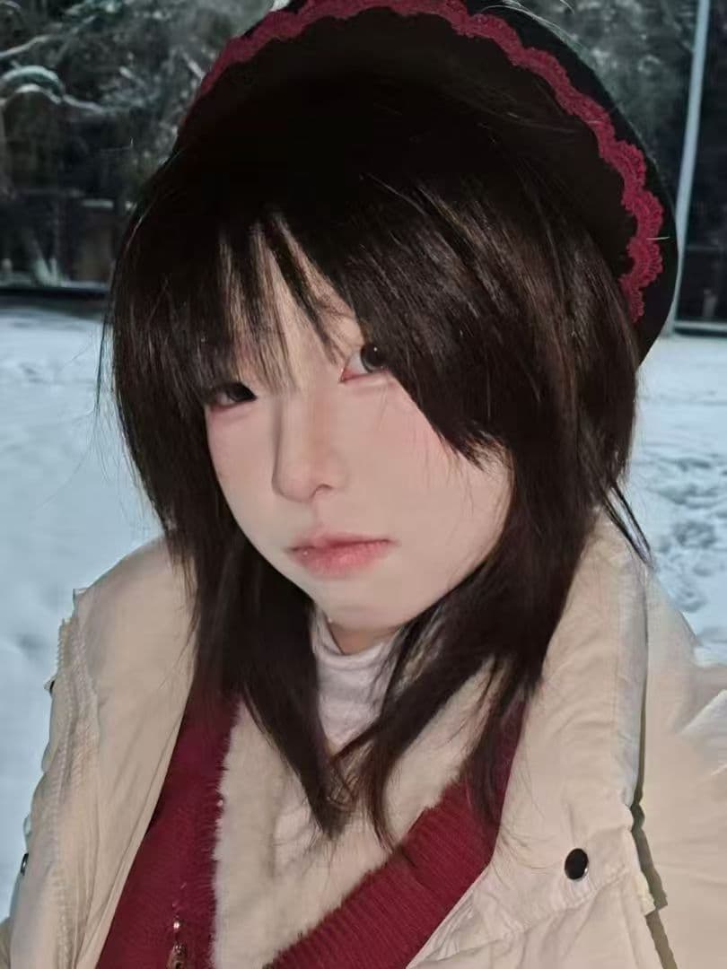 雪景窗前穿红白衣服的她