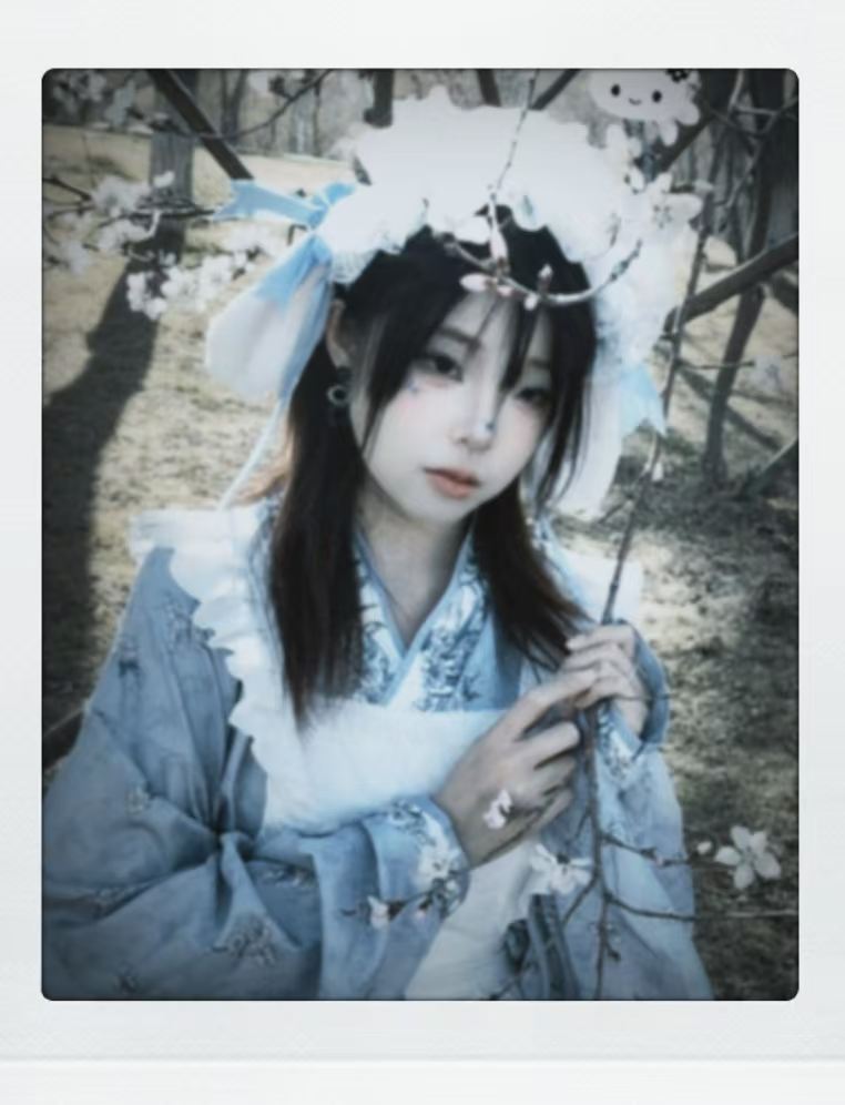 画框式蓝色花季肖像