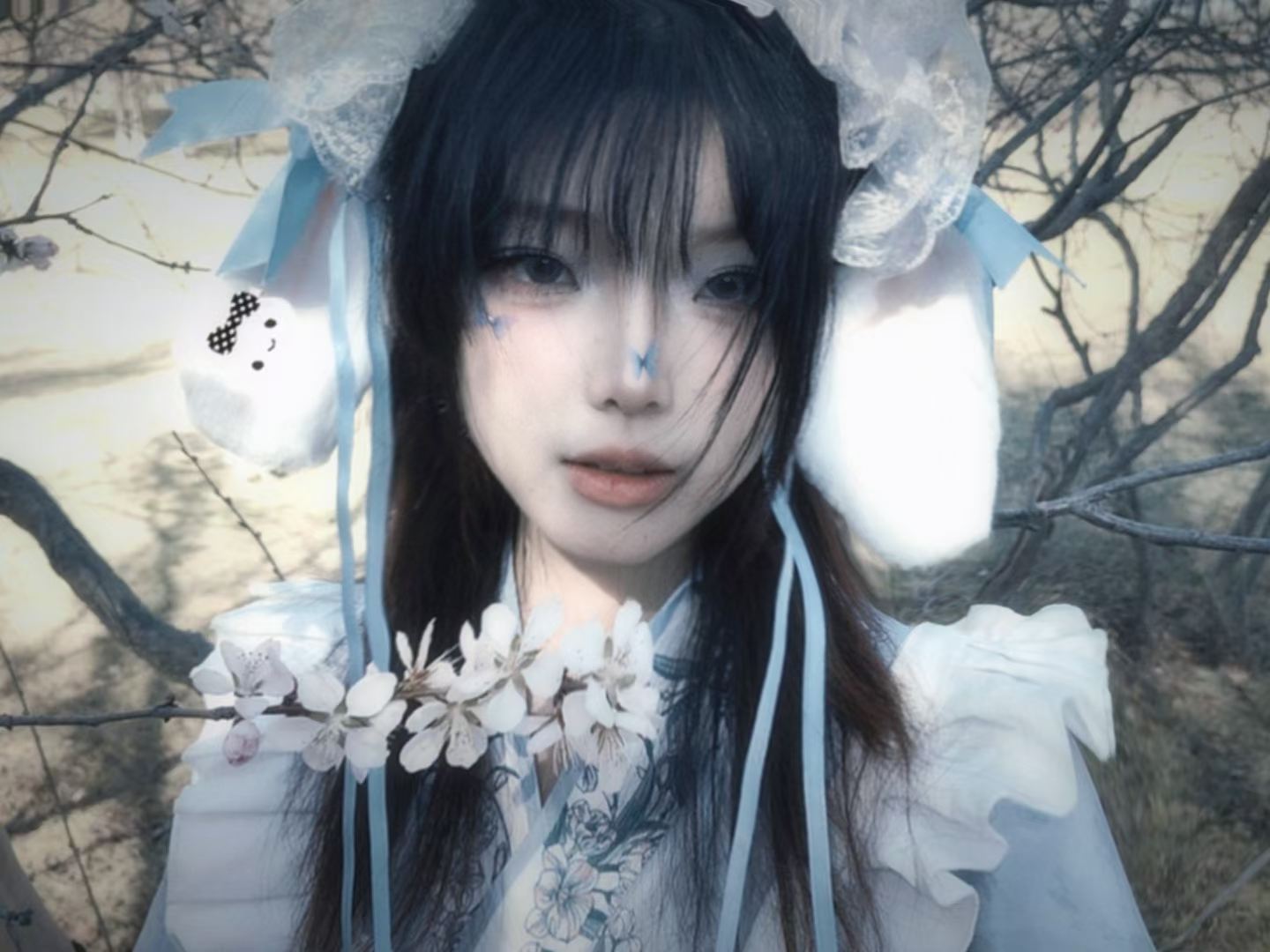 早春花树前的蓝衣肖像