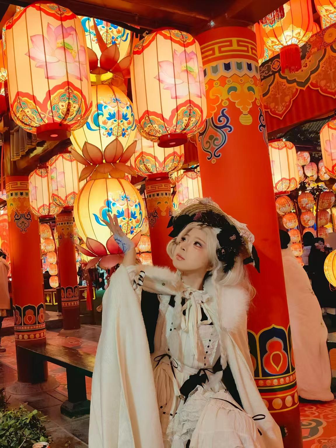 灯笼长廊中的全身角色肖像