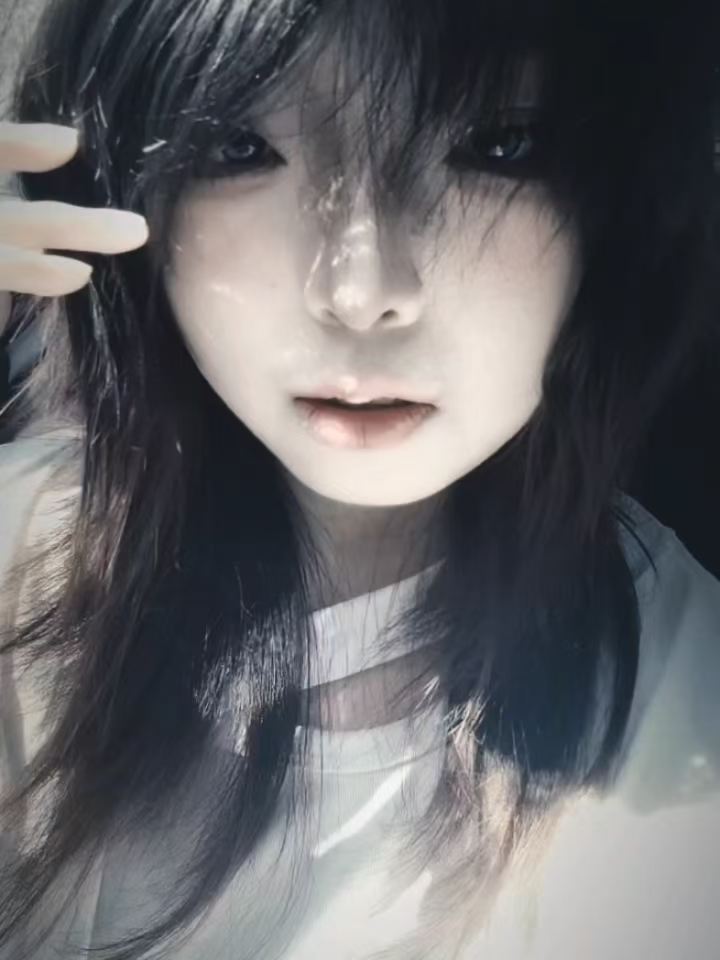冷色阴影中的黑发人物特写